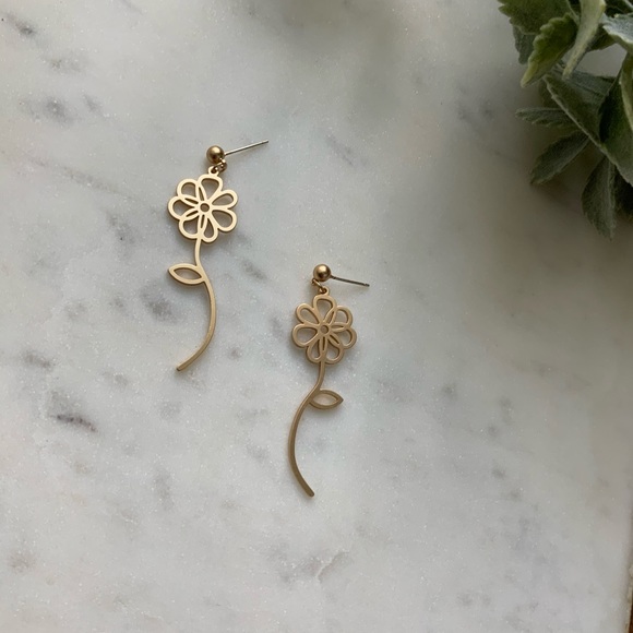 The Grace - Dainty Flower Matte Stud Earrings - Picture 3 of 4